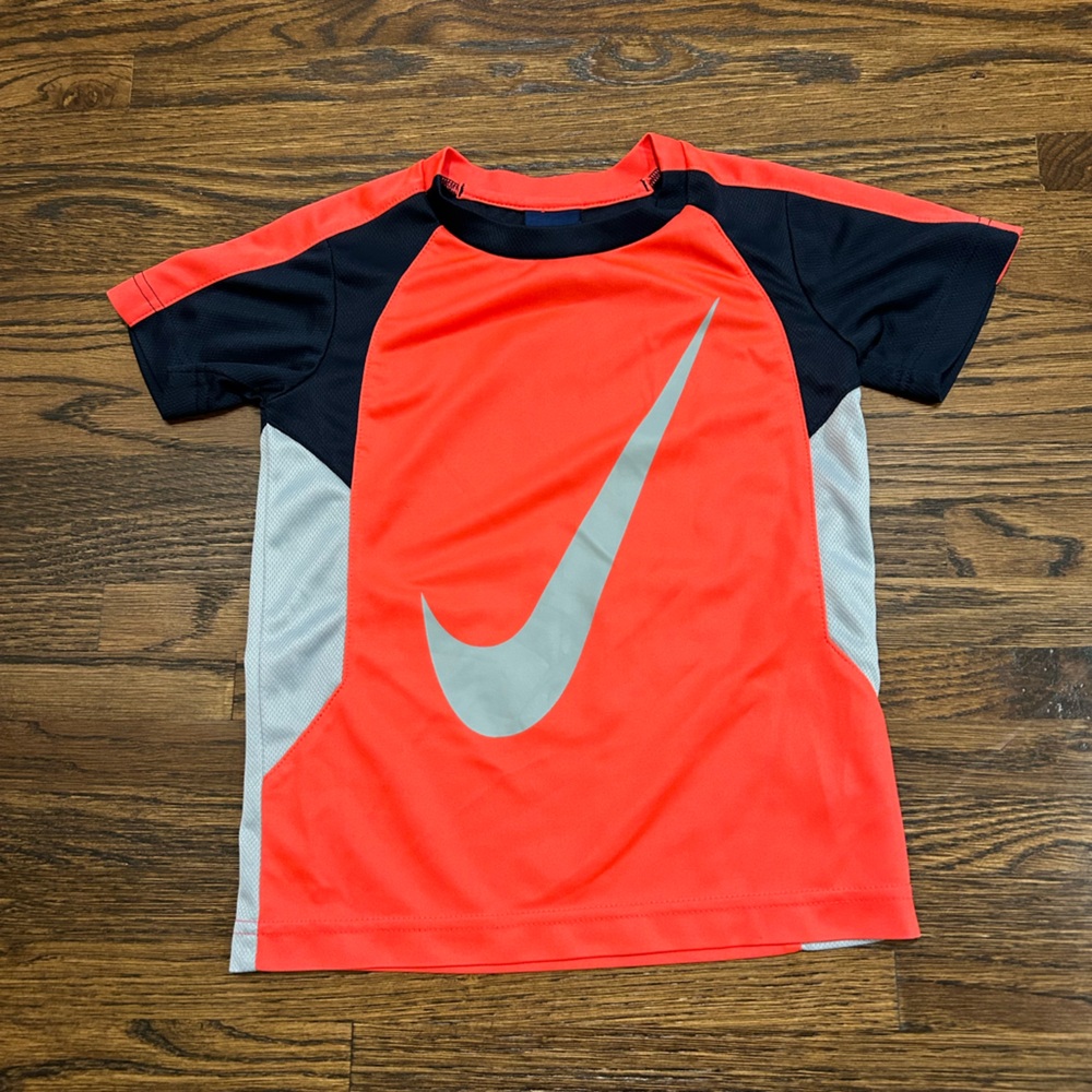 Nike T-shirt. Youth size 5-6.